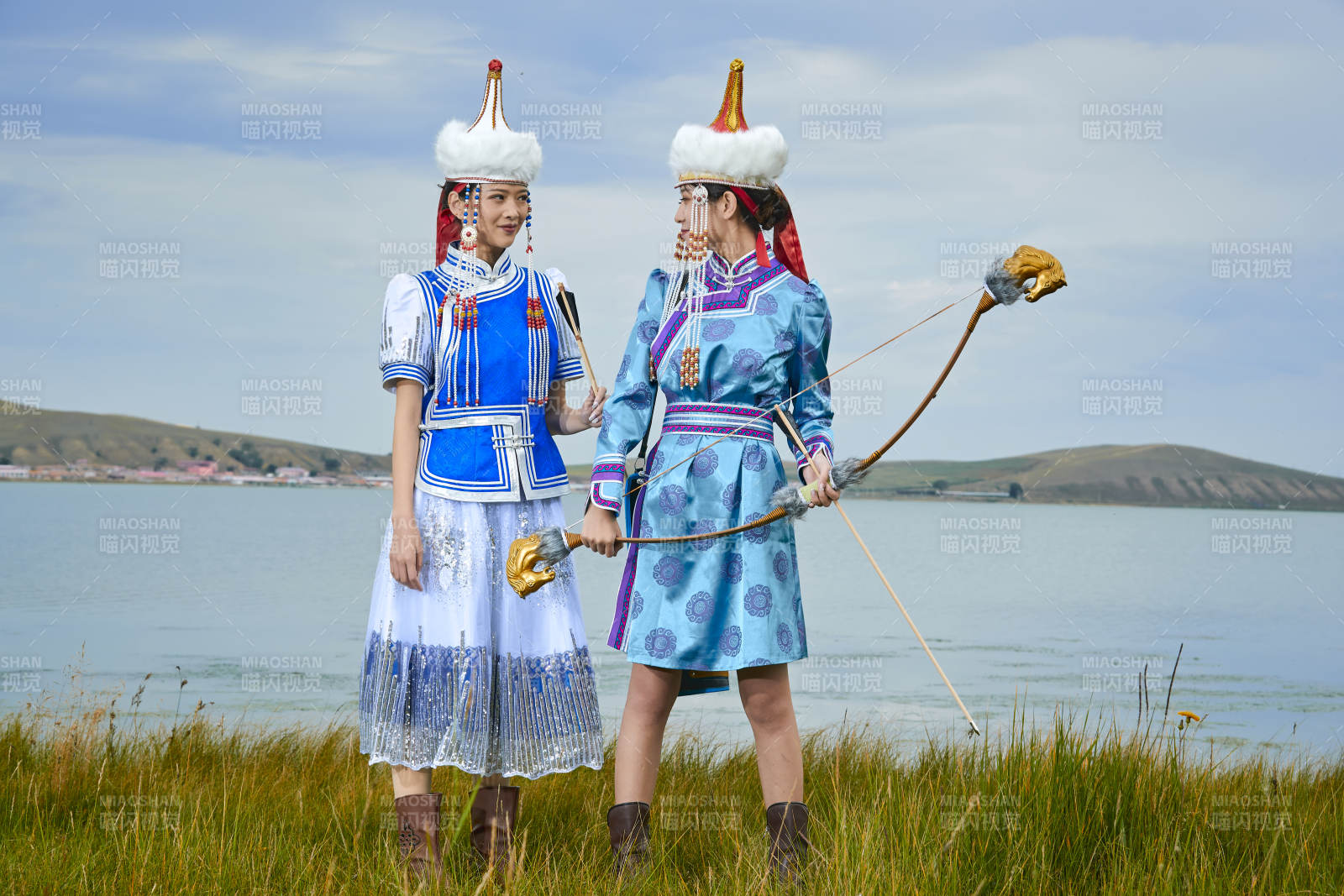 草原湖畔手持弓箭狩獵的蒙族小姐妹