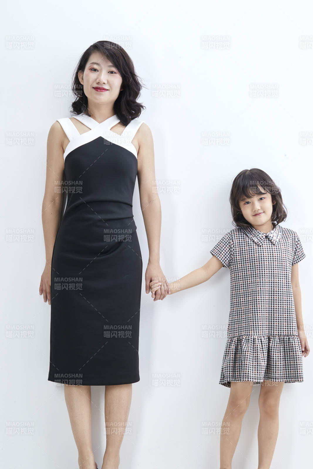 白色背景的美麗媽媽與可愛女兒親子人像