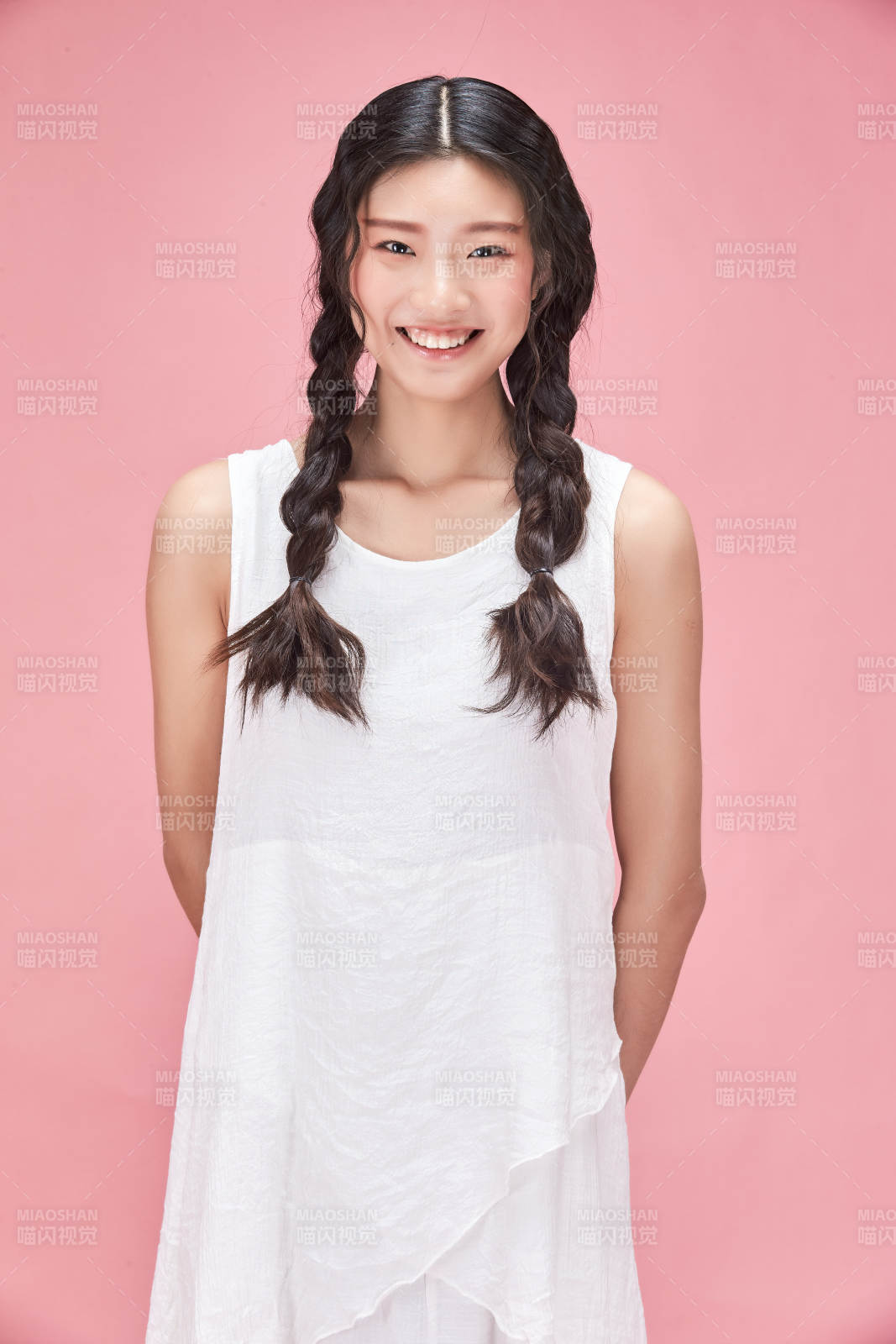 攝影棚拍攝的時尚亞洲女性模特