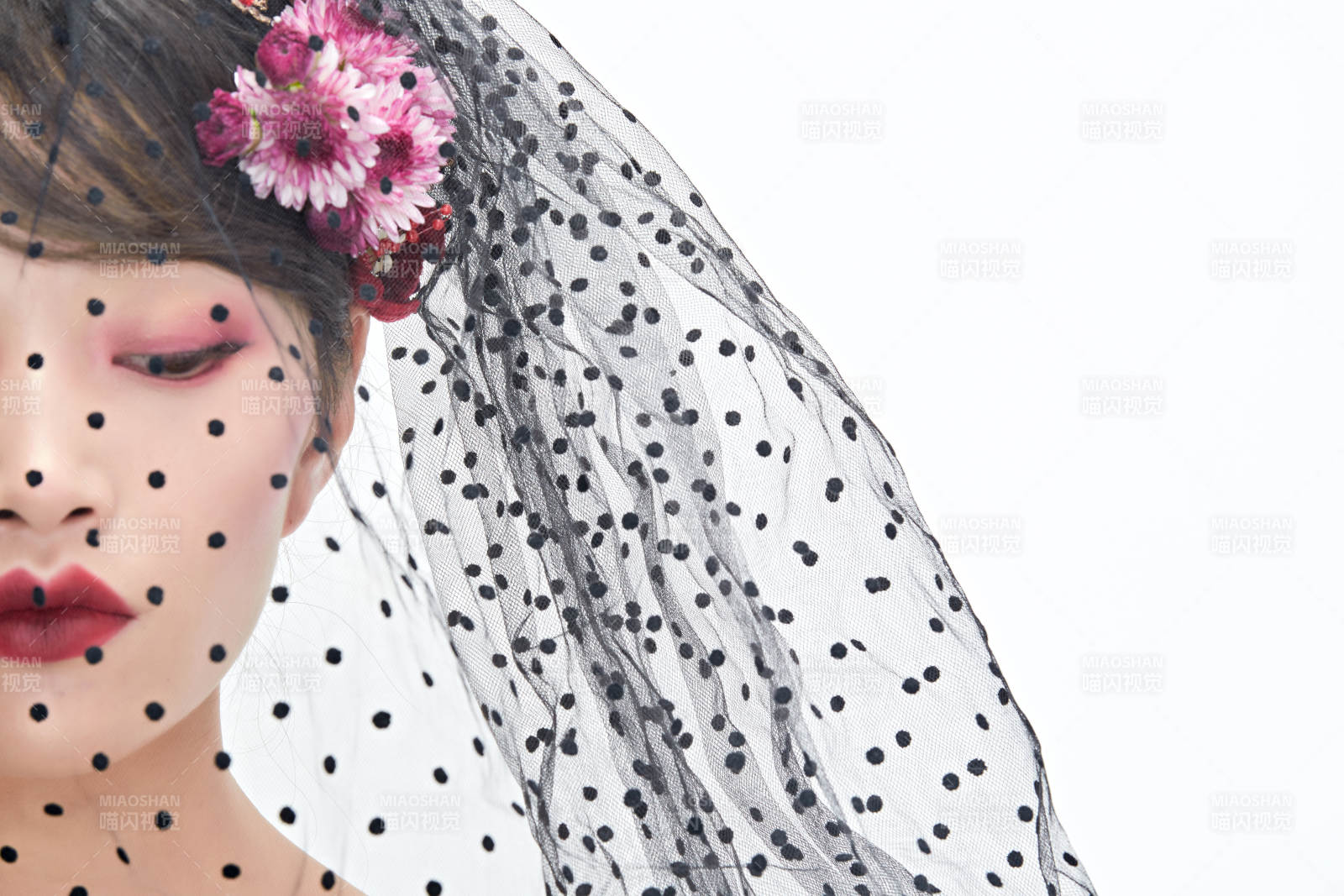 白色背景下的新娘彩妝美女人像