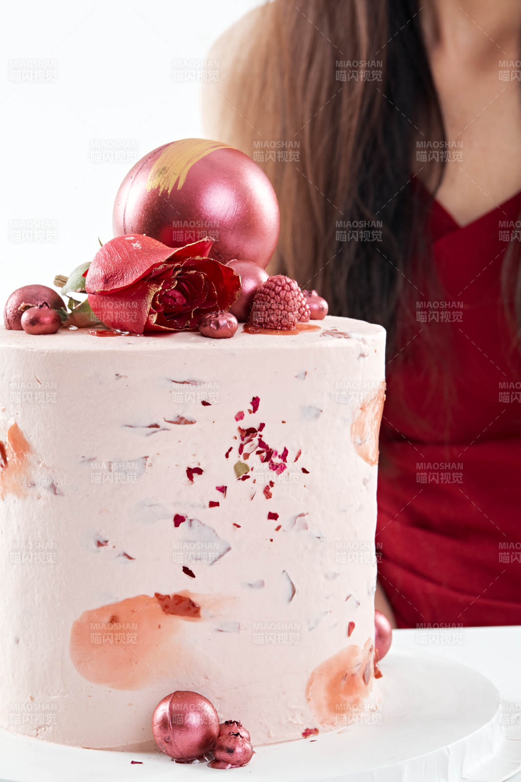 喝紅酒品嘗蛋糕的年輕女性