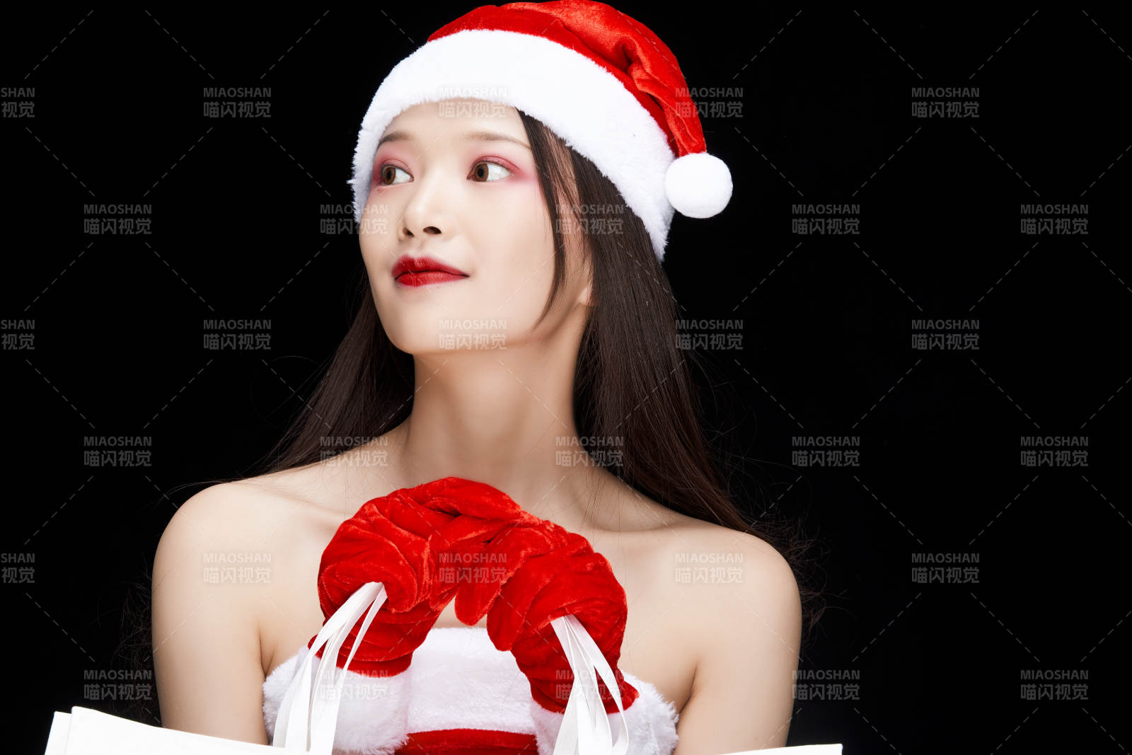 身穿圣誕服飾手提購物袋性感可愛的圣誕女郎