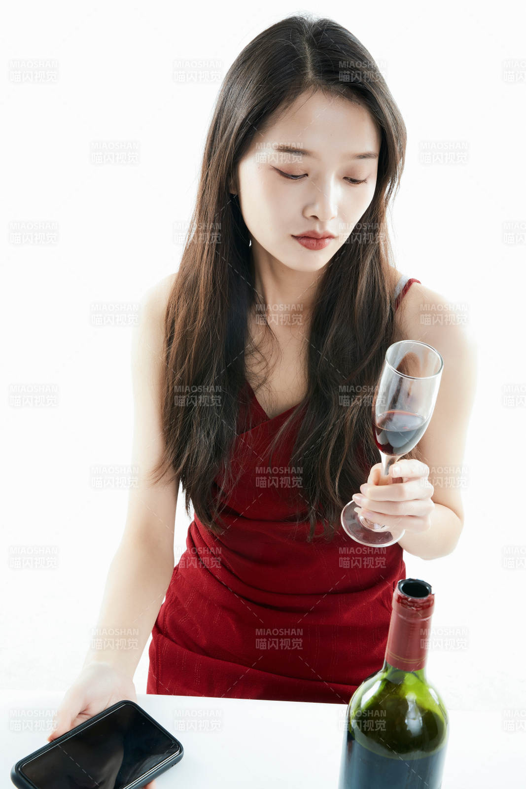 獨自品嘗紅酒的亞洲女性