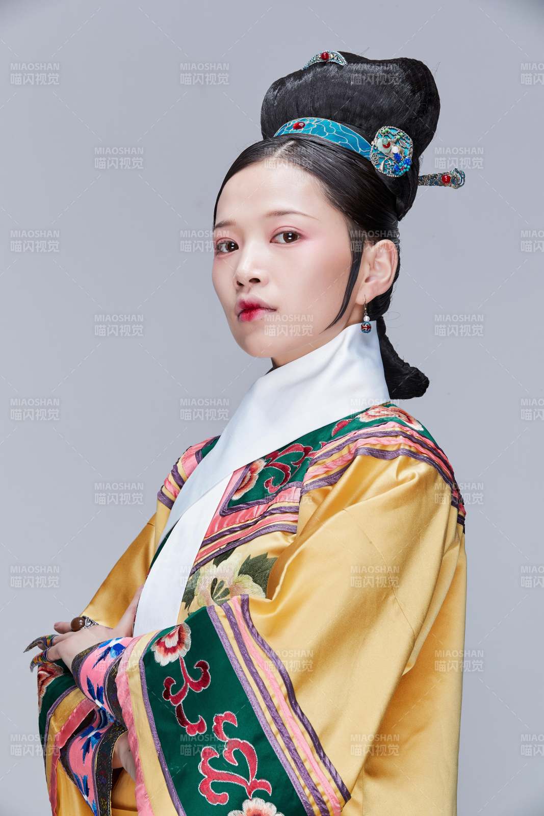 白色背景下的清代女性古裝造型清朝古裝