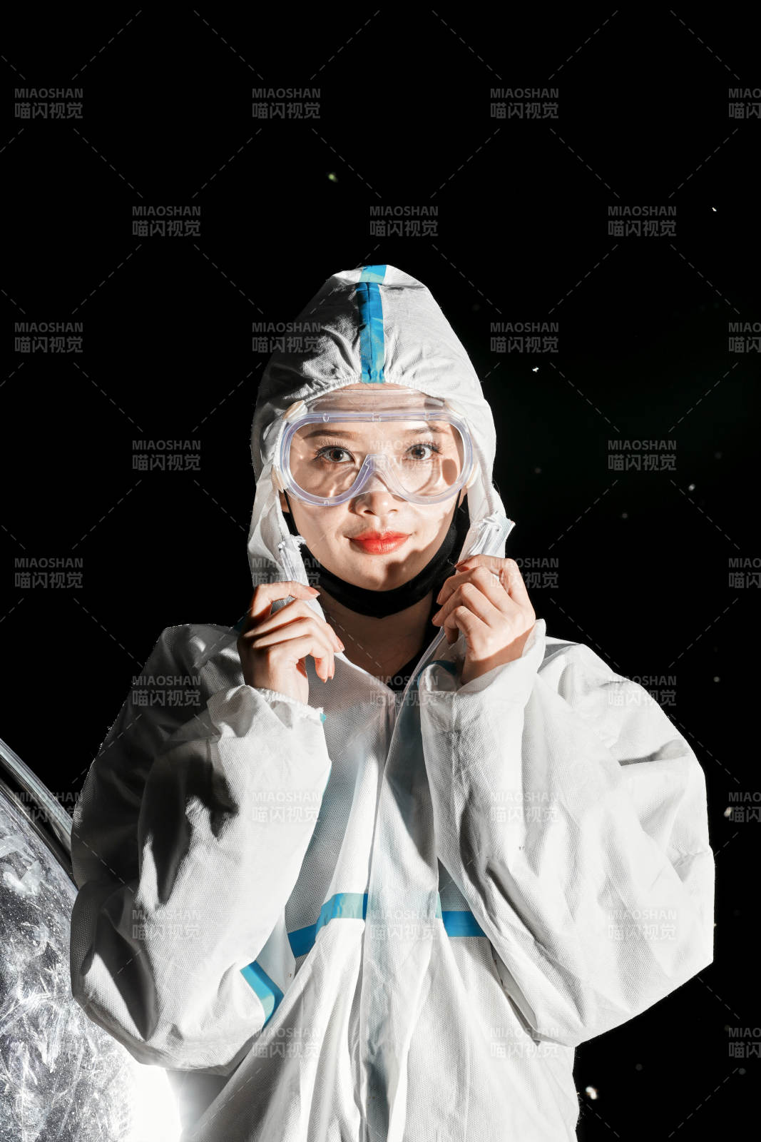 穿白色防護(hù)服佩戴護(hù)目鏡口罩的女性防護(hù)人員