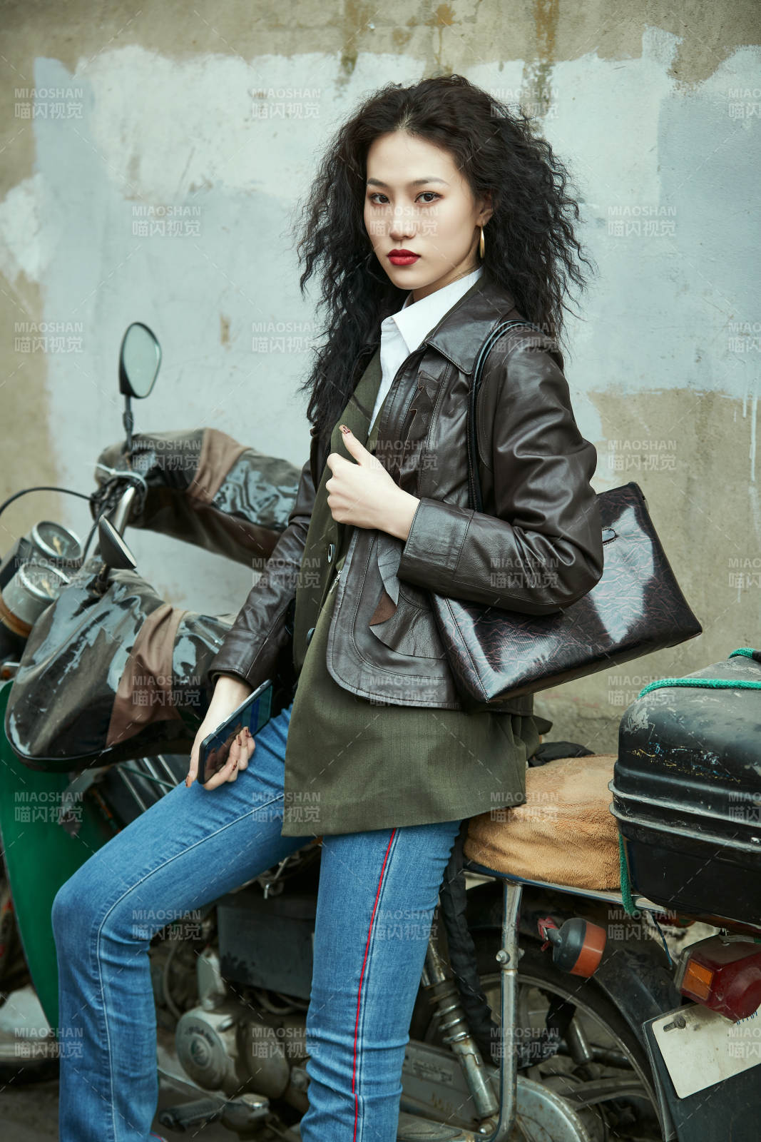 老舊城區里穿著復古港風的美麗清純少女