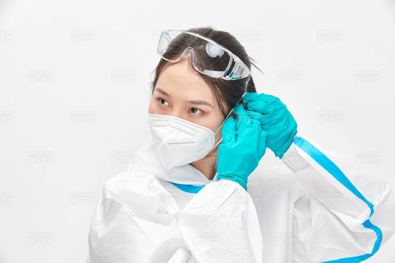 穿白色防護服佩戴護目鏡口罩的女性醫療人員