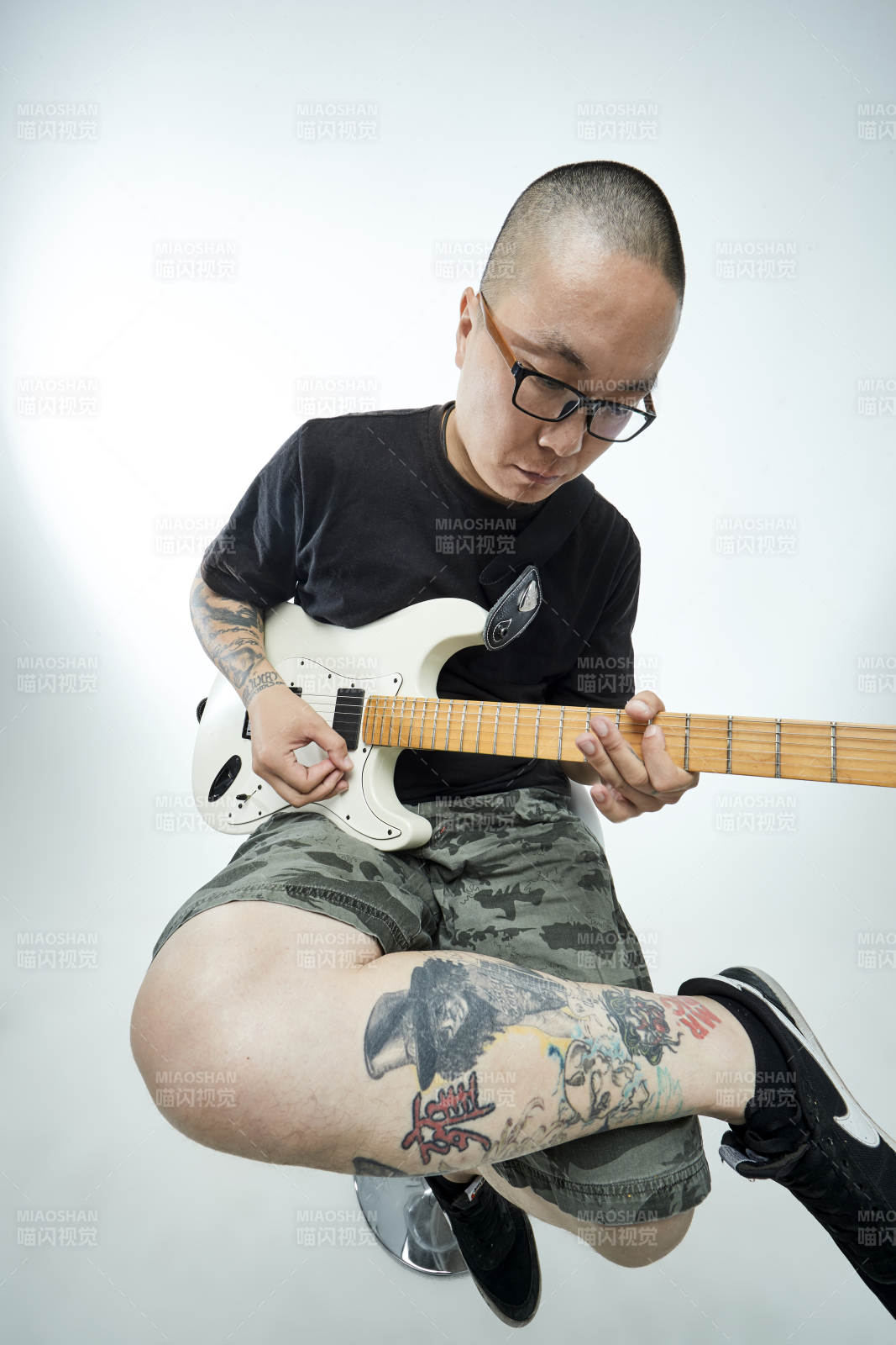 手持電吉他展示演奏的亞洲男性搖滾樂(lè)手人像