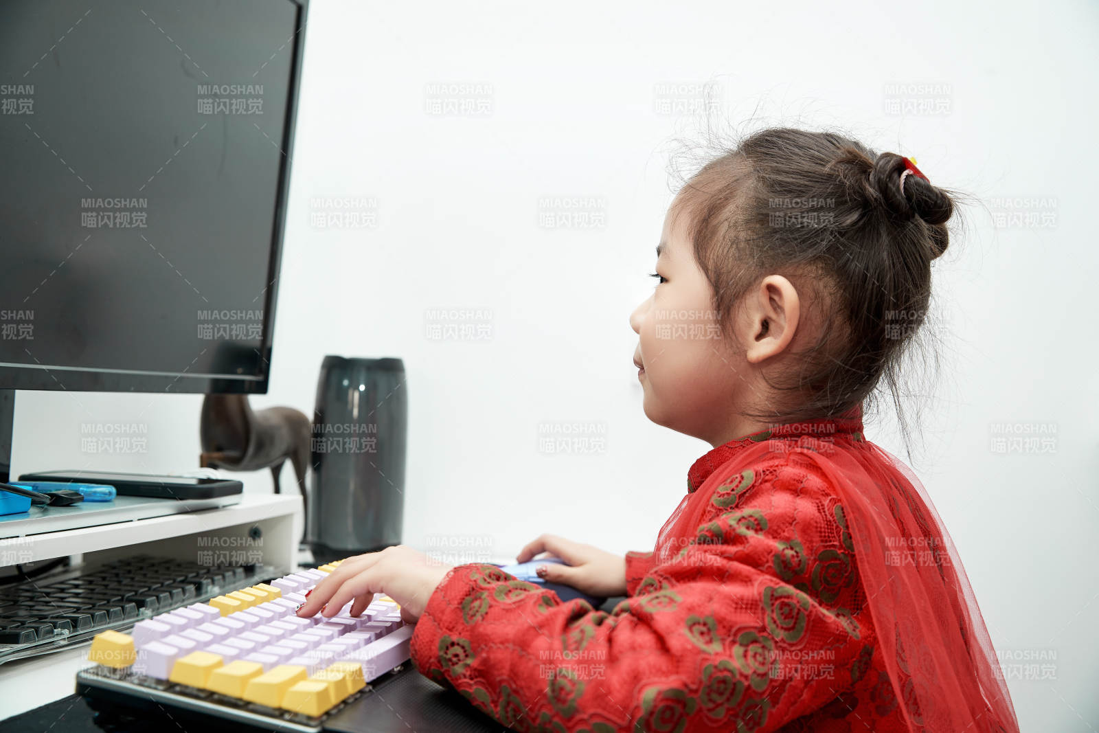 在家玩耍的亞洲小女孩