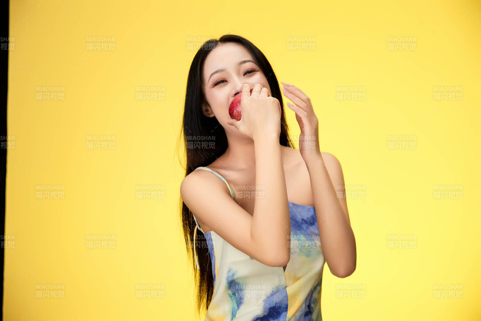 吃水果的亞洲東方長發少女