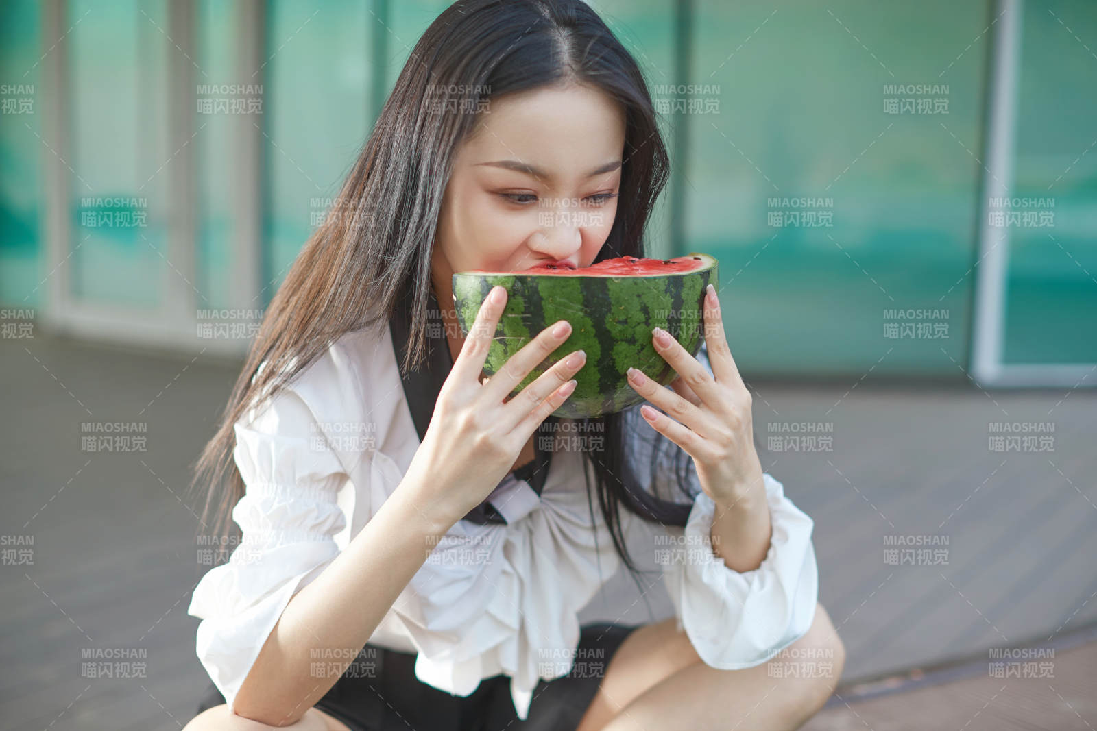 初夏戶外公園吃西瓜的可愛(ài)少女