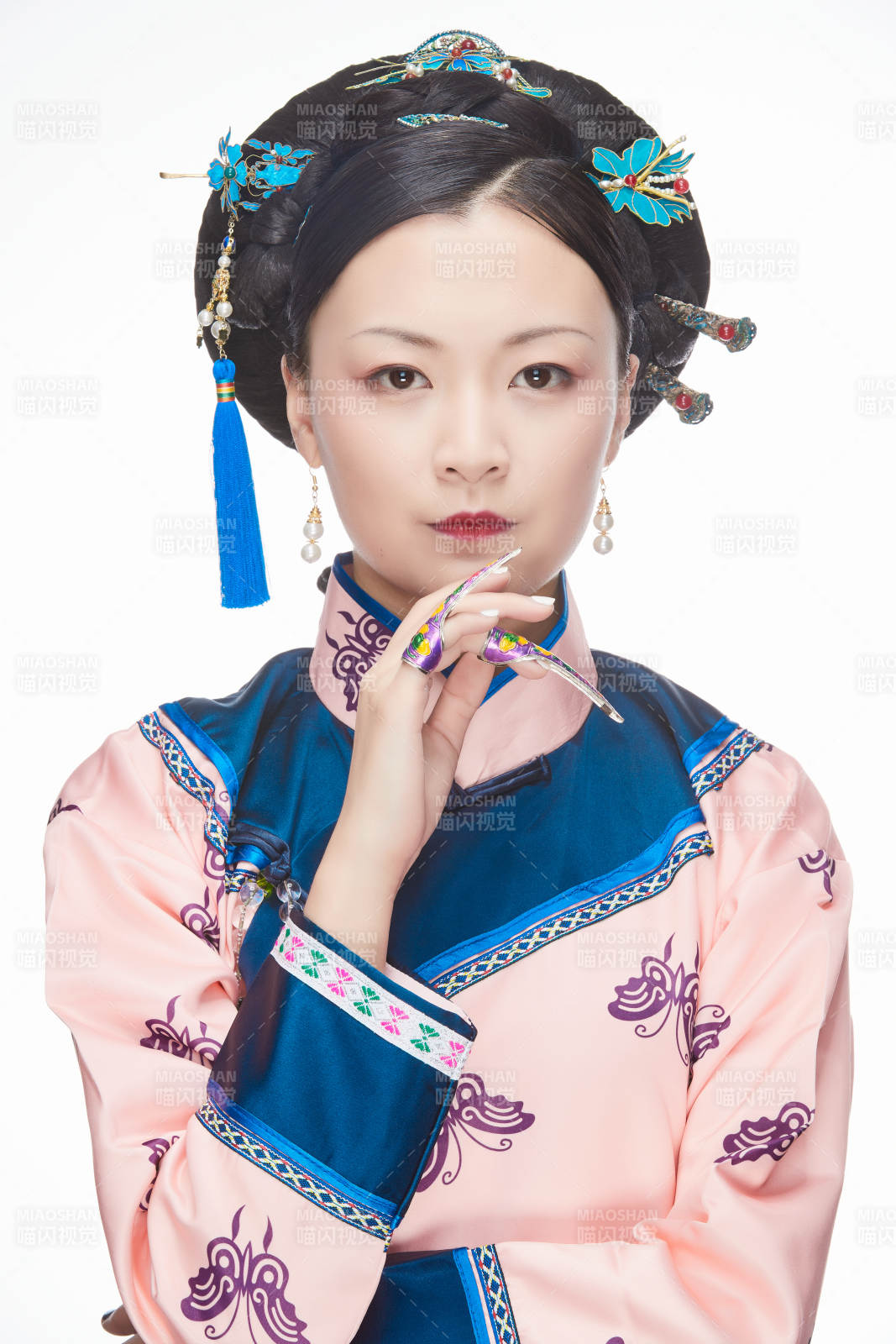 白色背景下的清代女性古裝造型清朝古裝