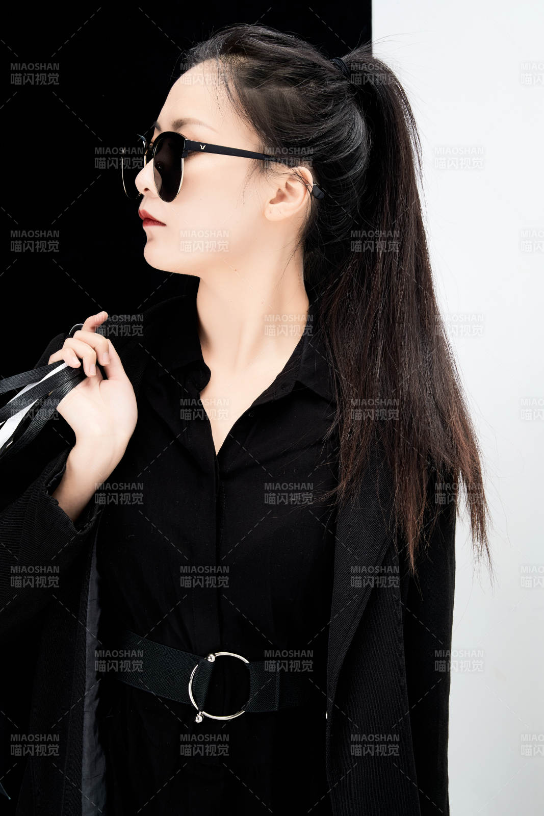 黑白色背景下的手提購物袋的時尚亞洲少女