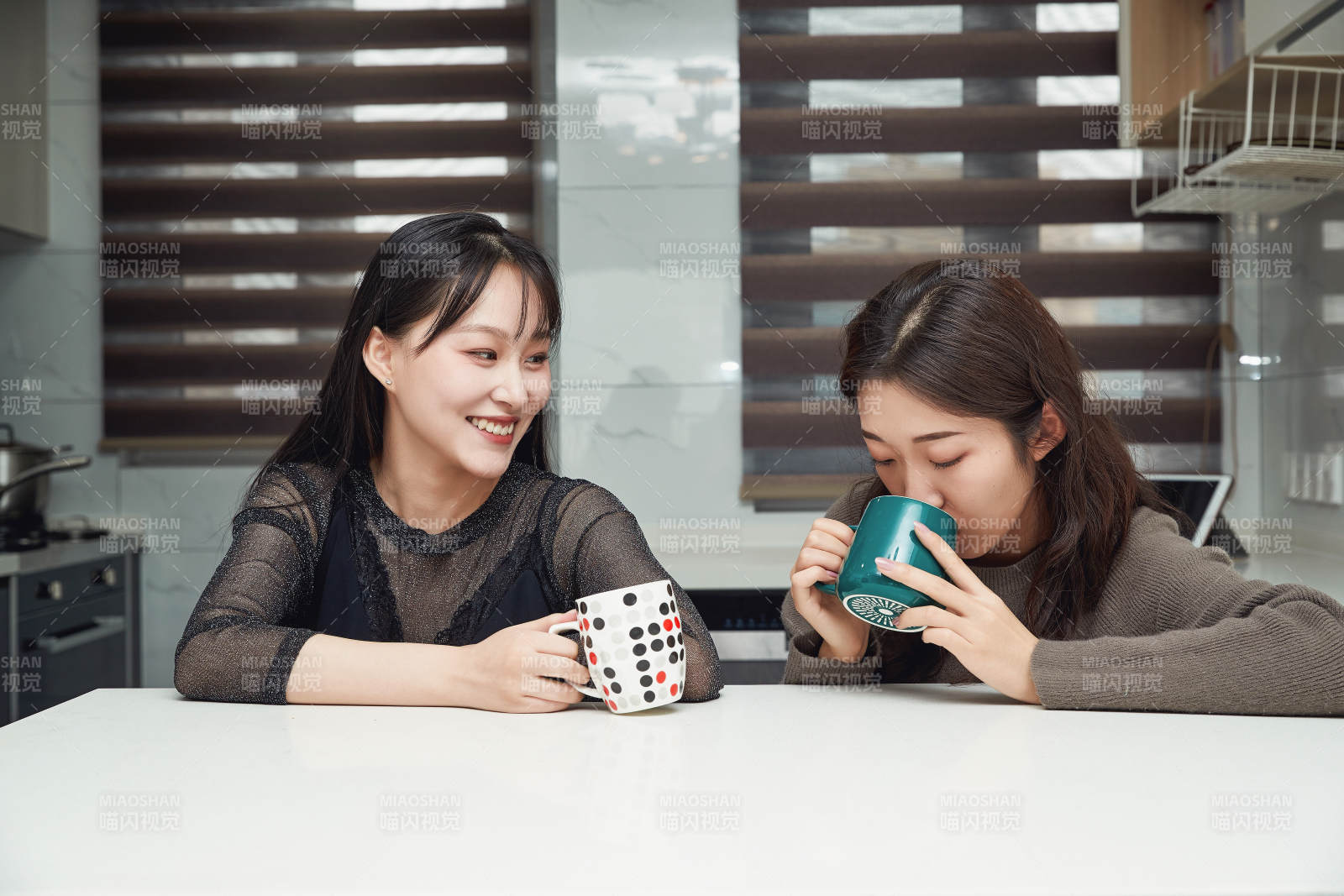在餐廳喝咖啡閑聊的亞洲閨蜜