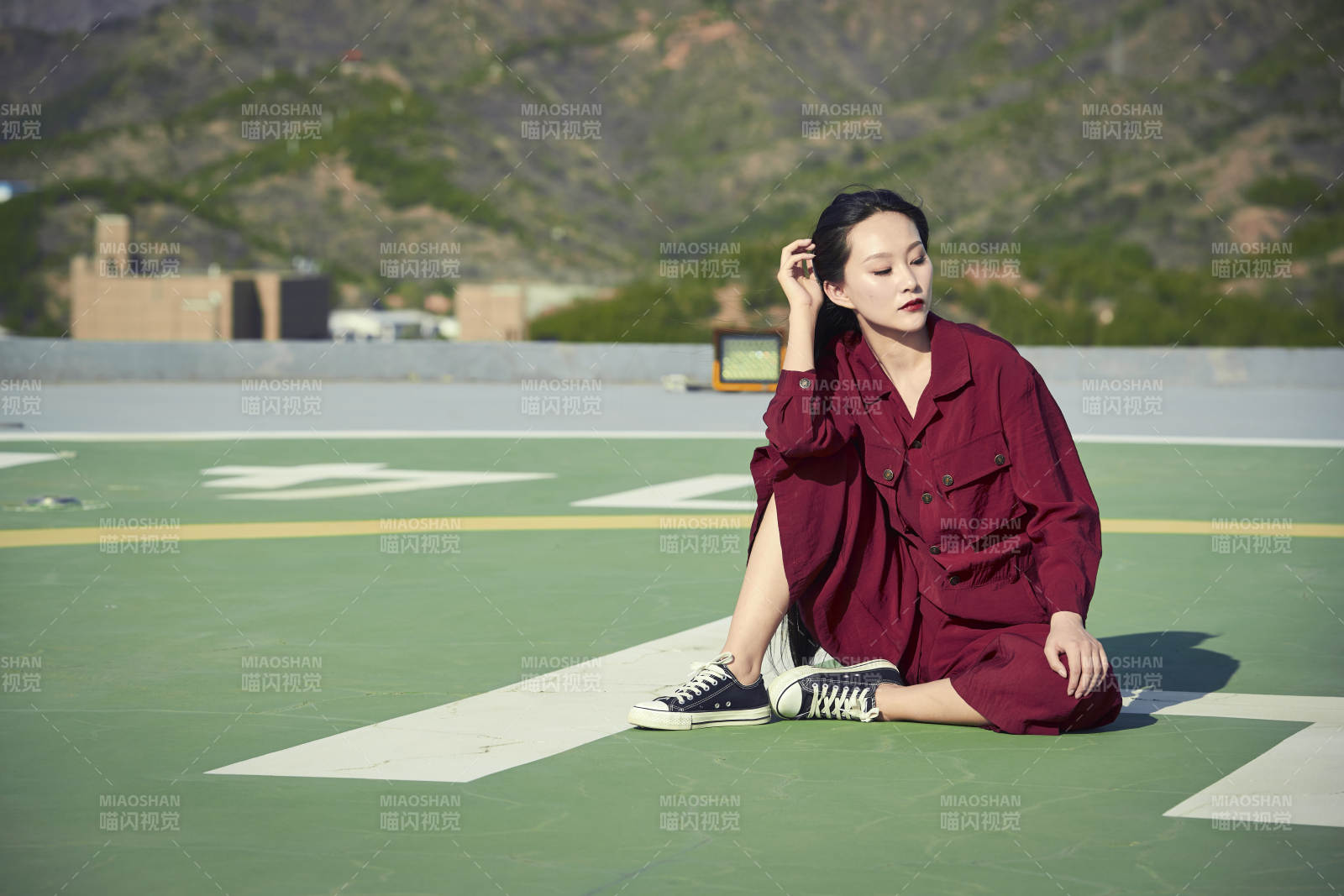 在樓頂停機坪的亞洲年輕女性