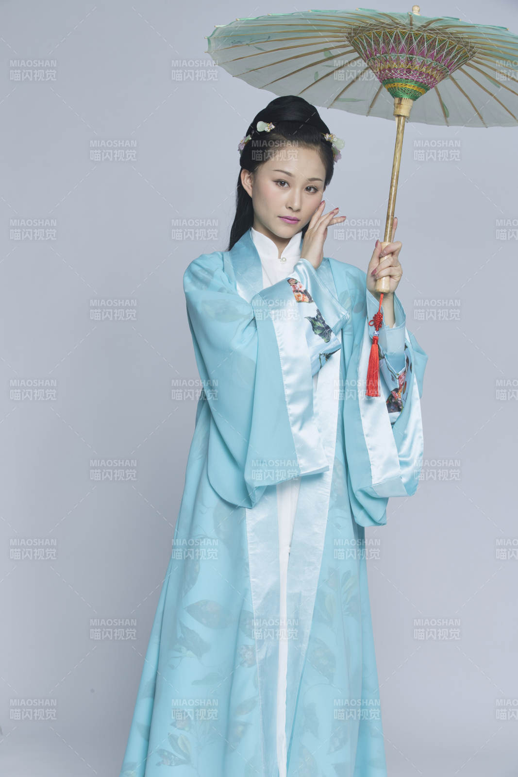 身穿古裝的漢服女性人像漢服影棚拍攝