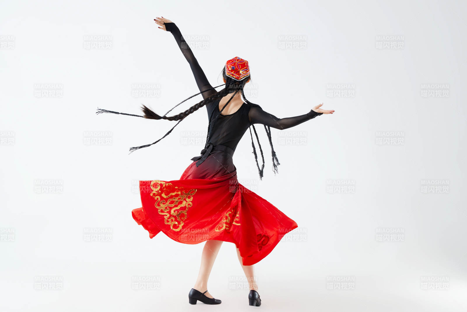 穿著新疆維吾爾族服飾跳舞的少女