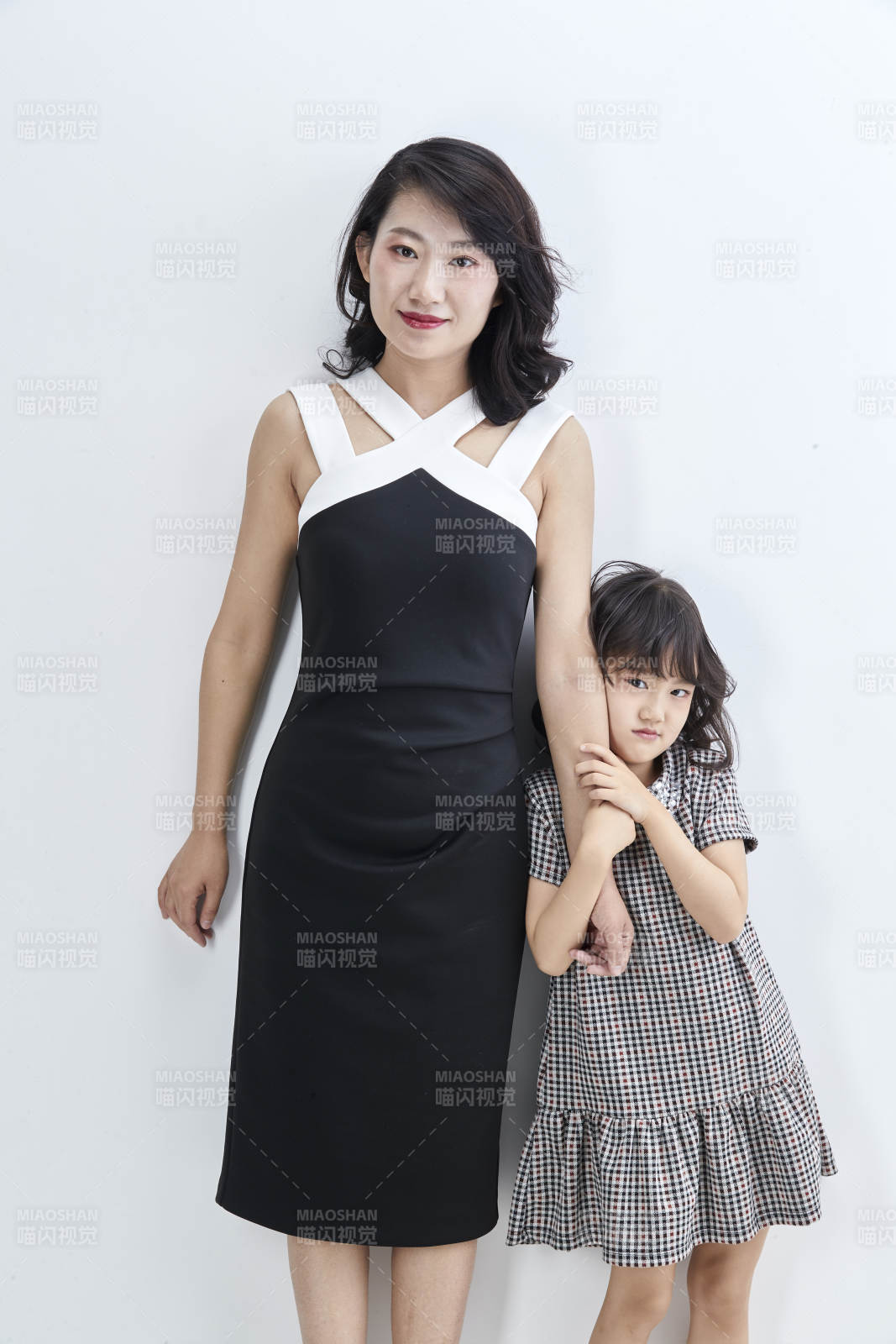 白色背景的美麗媽媽與可愛女兒親子人像