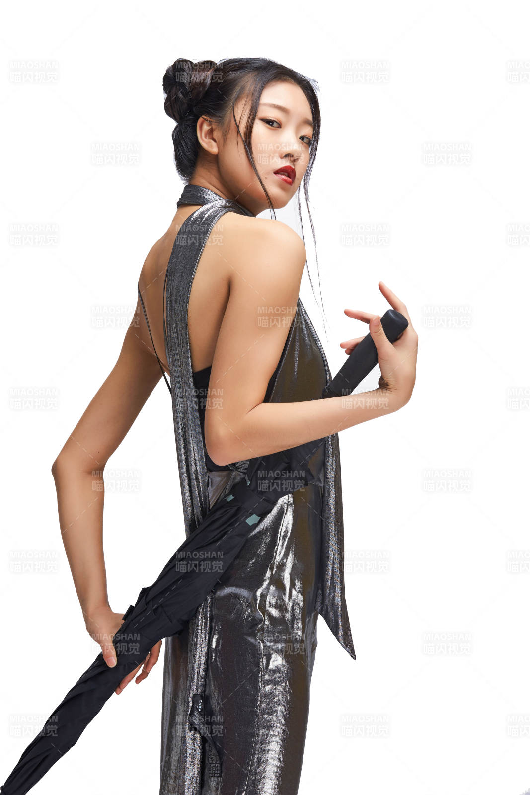 白色背景前的亞洲女性舞者