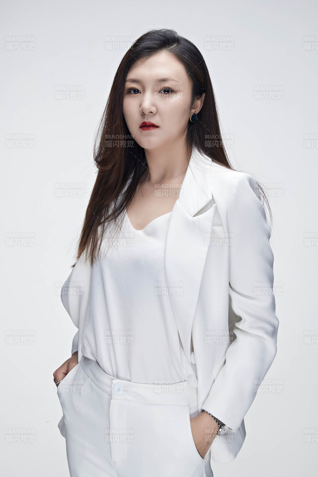 影棚拍攝白色背景亞洲年輕女性商務(wù)人像