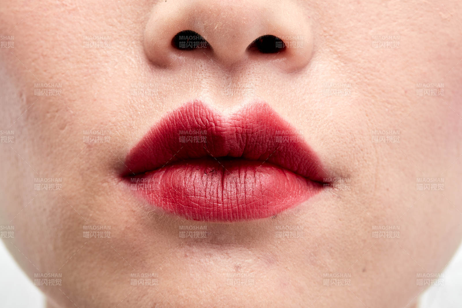 精美妝容的女性嘴部特寫