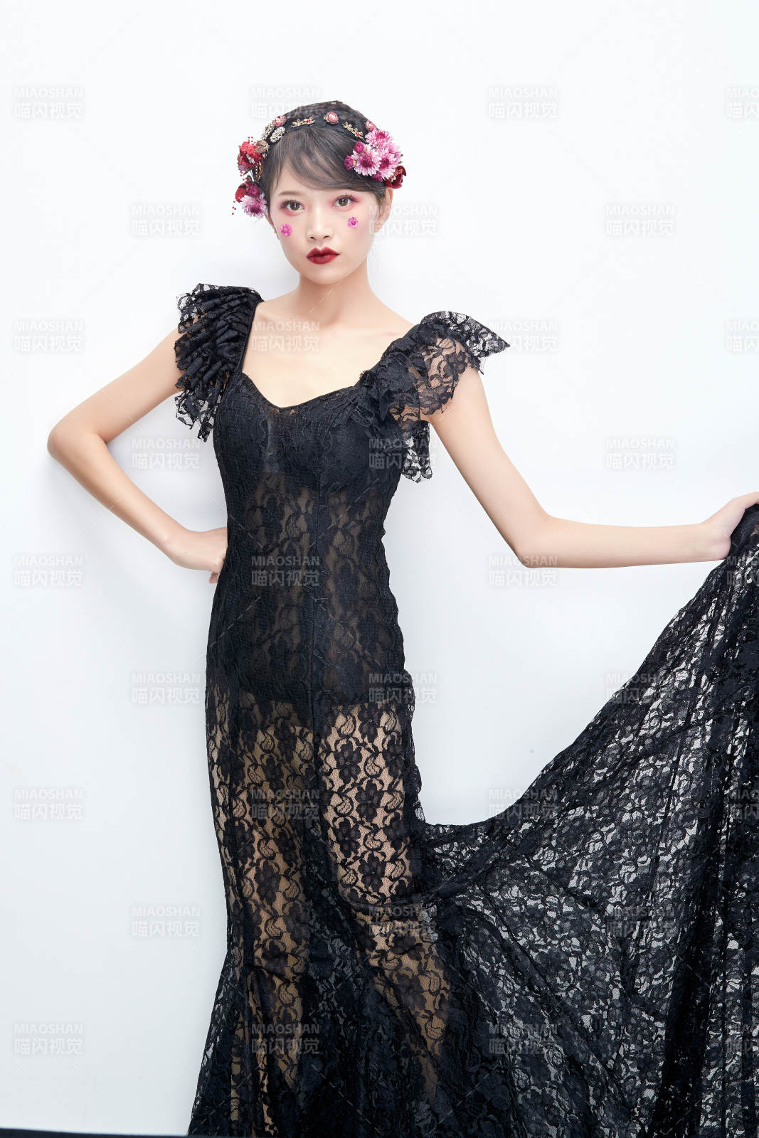 白色背景下的新娘彩妝美女人像