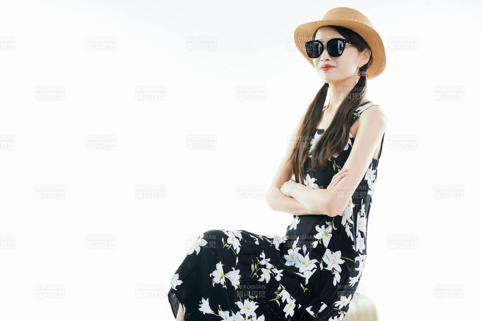 白色背景下準備出發旅行的美麗東方女大學生