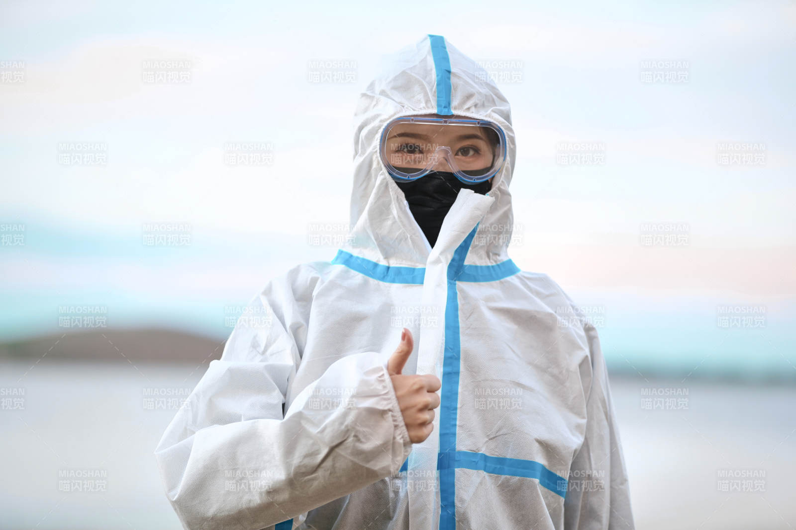 穿白色防護服佩戴護目鏡口罩的女性防護人員