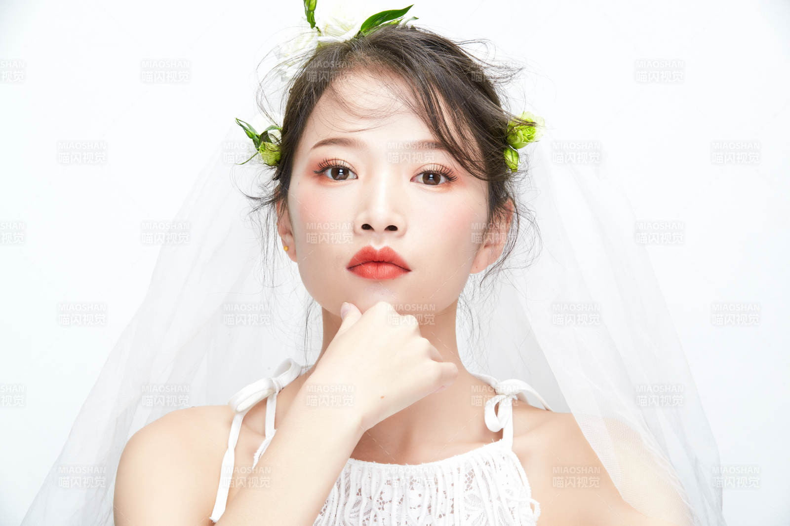 棚拍白色背景下的新娘美妝