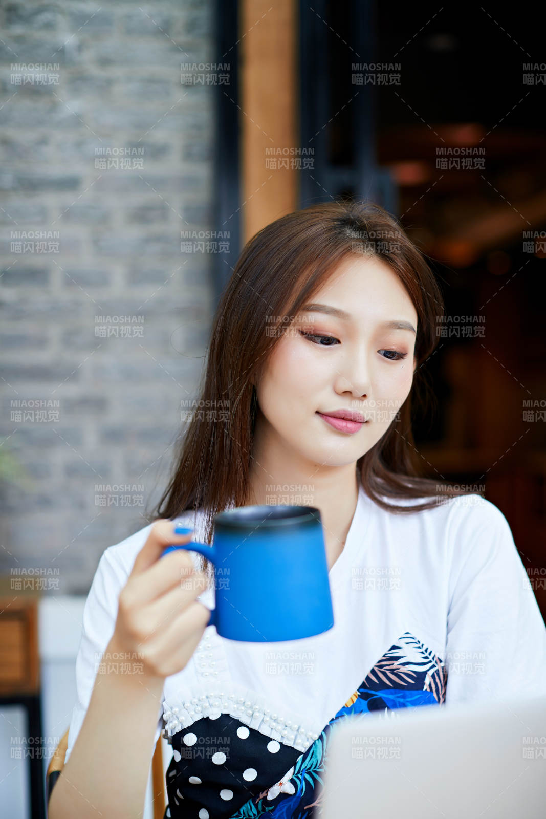 坐在咖啡圖書館吃東西的可愛少女