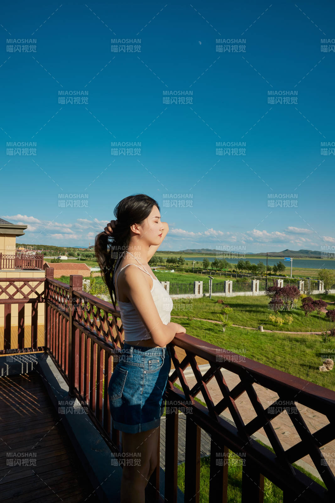 度假區酒店別墅天臺上的美女