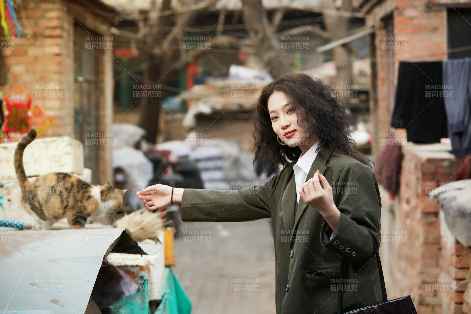 老舊城區里穿著復古港風的美麗清純少女