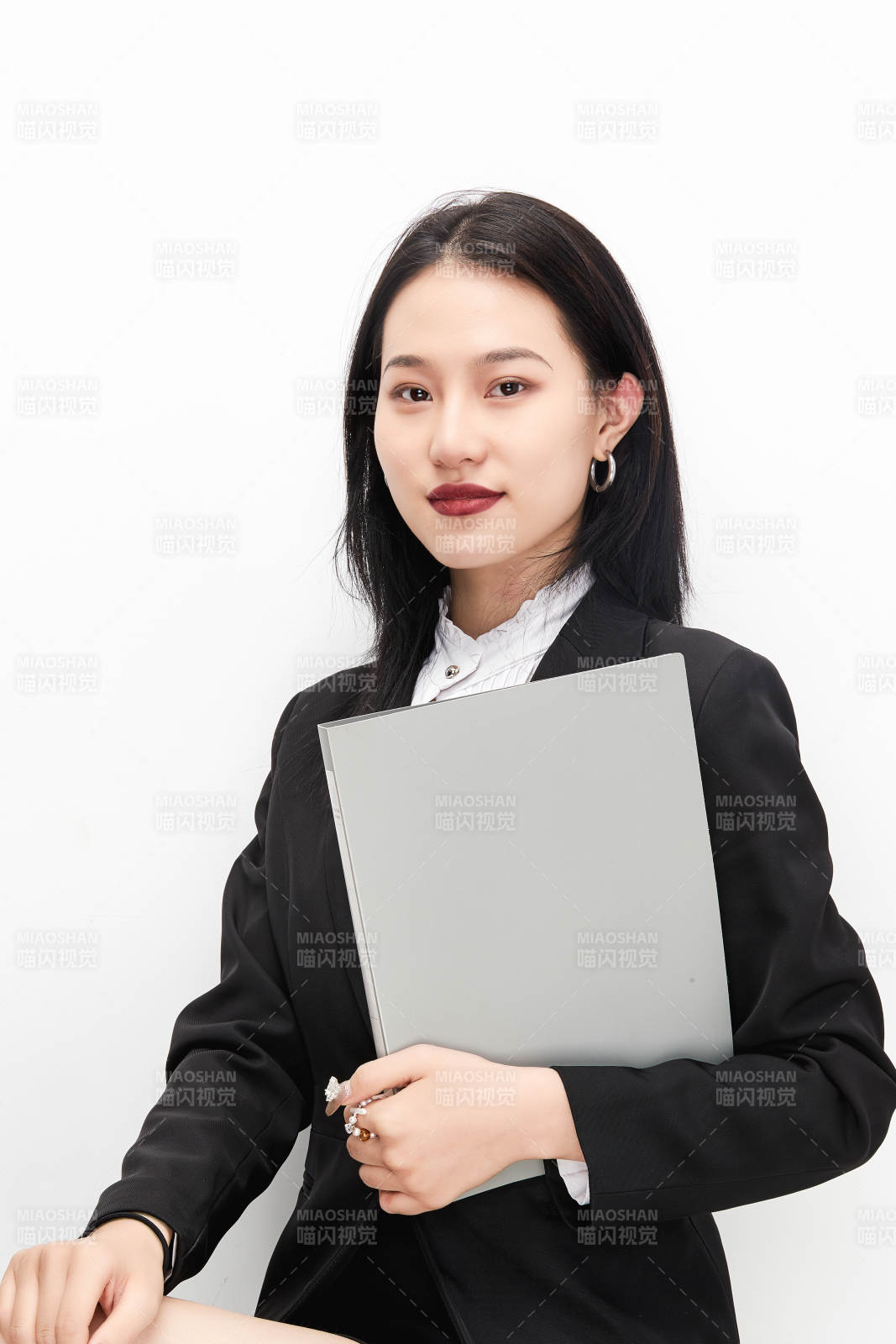 身穿西服拿著文件夾的美麗商務女士