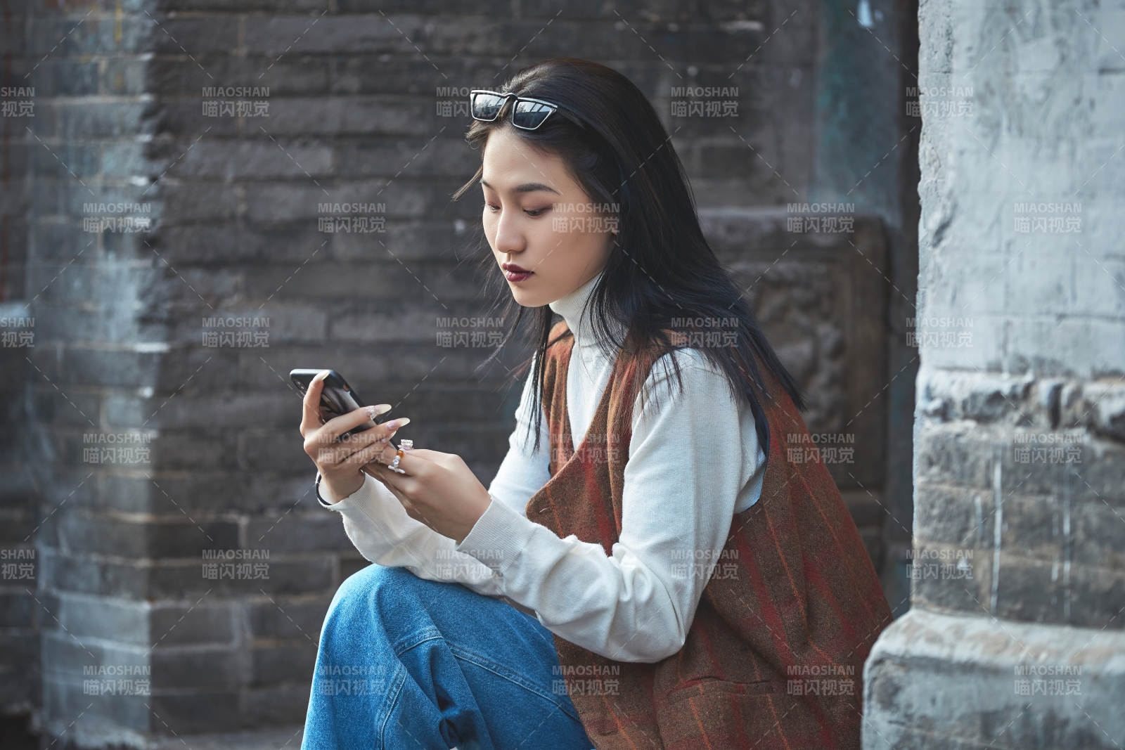 老舊城區里穿著復古港風的美麗清純少女