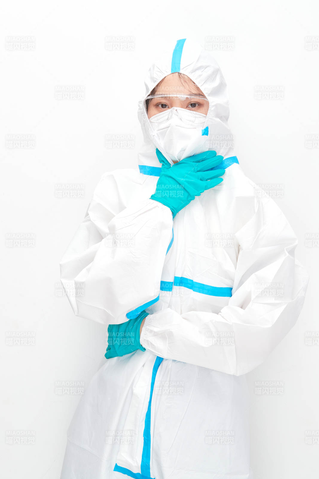 穿白色防護服佩戴護目鏡口罩的女性醫療人員