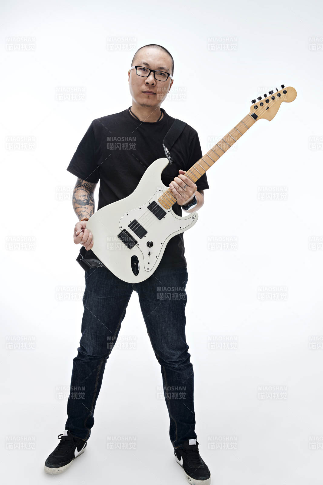 手持電吉他展示演奏的亞洲男性搖滾樂手人像