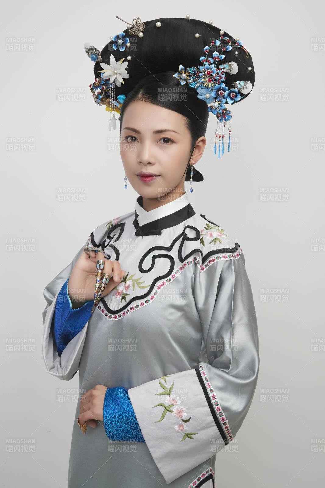 白色背景下的清代女性古裝造型清朝古裝