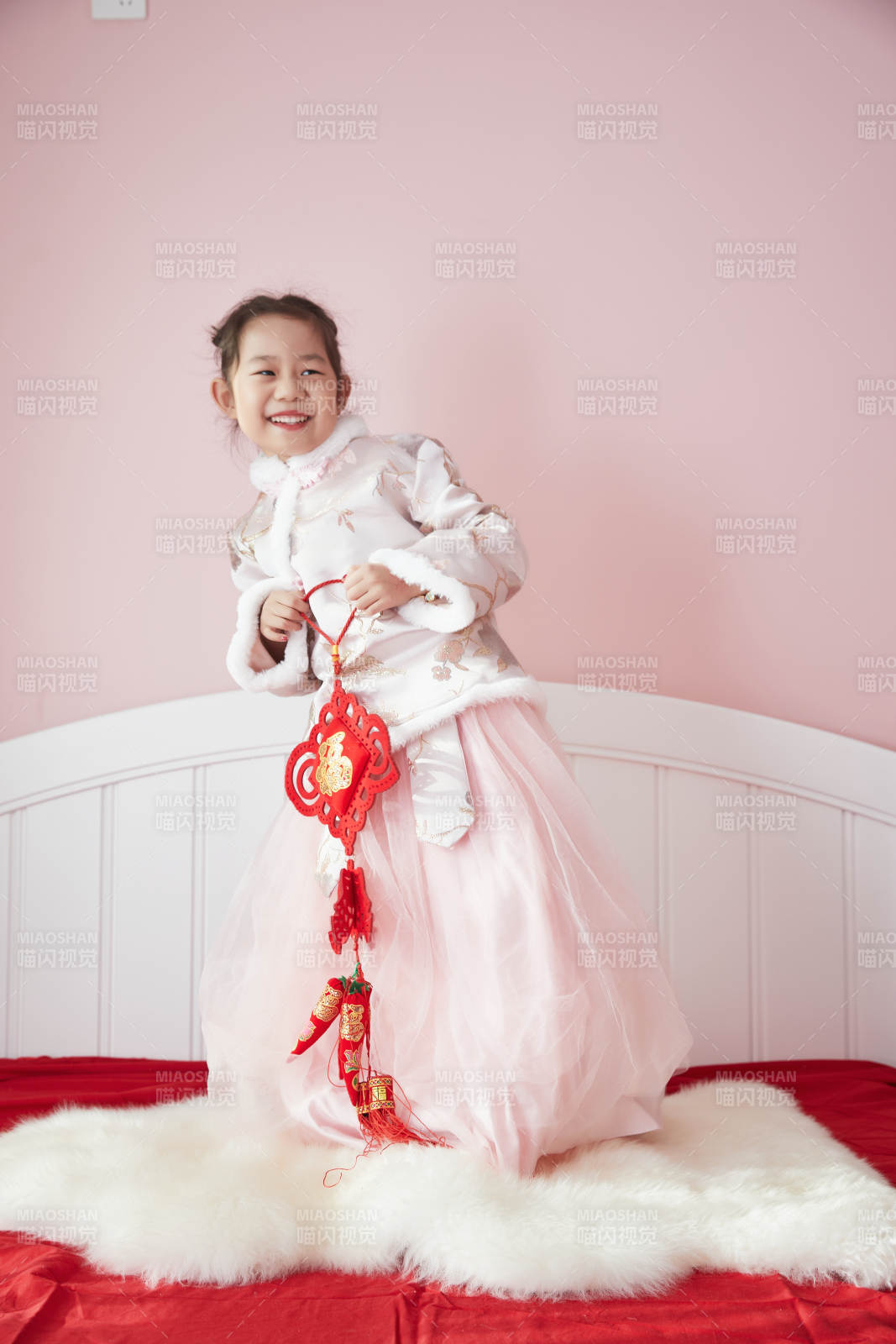 在家玩耍的亞洲小女孩