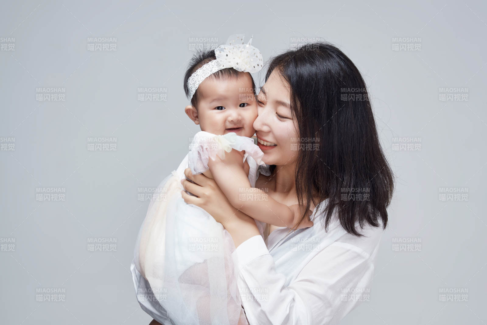 媽媽陪伴寶寶快樂的玩耍