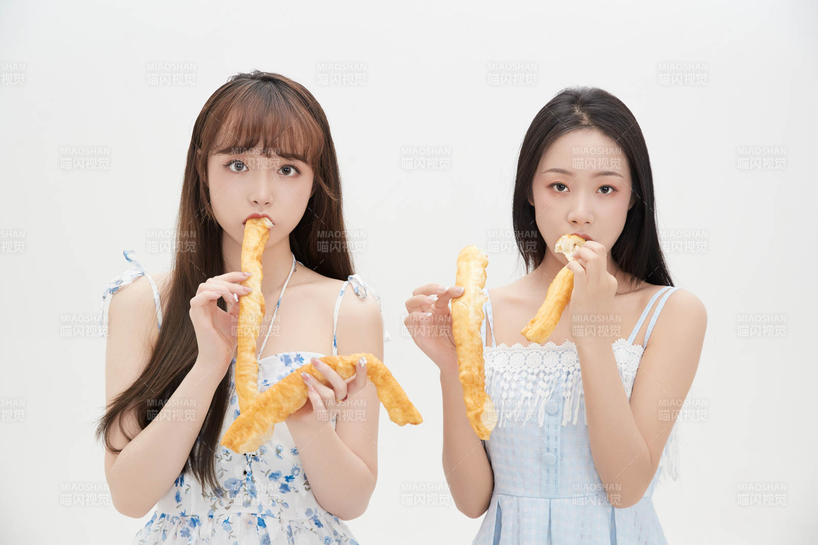 吃油條的亞洲可愛美女閨蜜