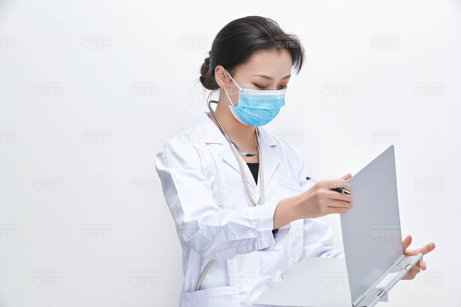 白色背景下手持病歷夾的巡查醫生人像