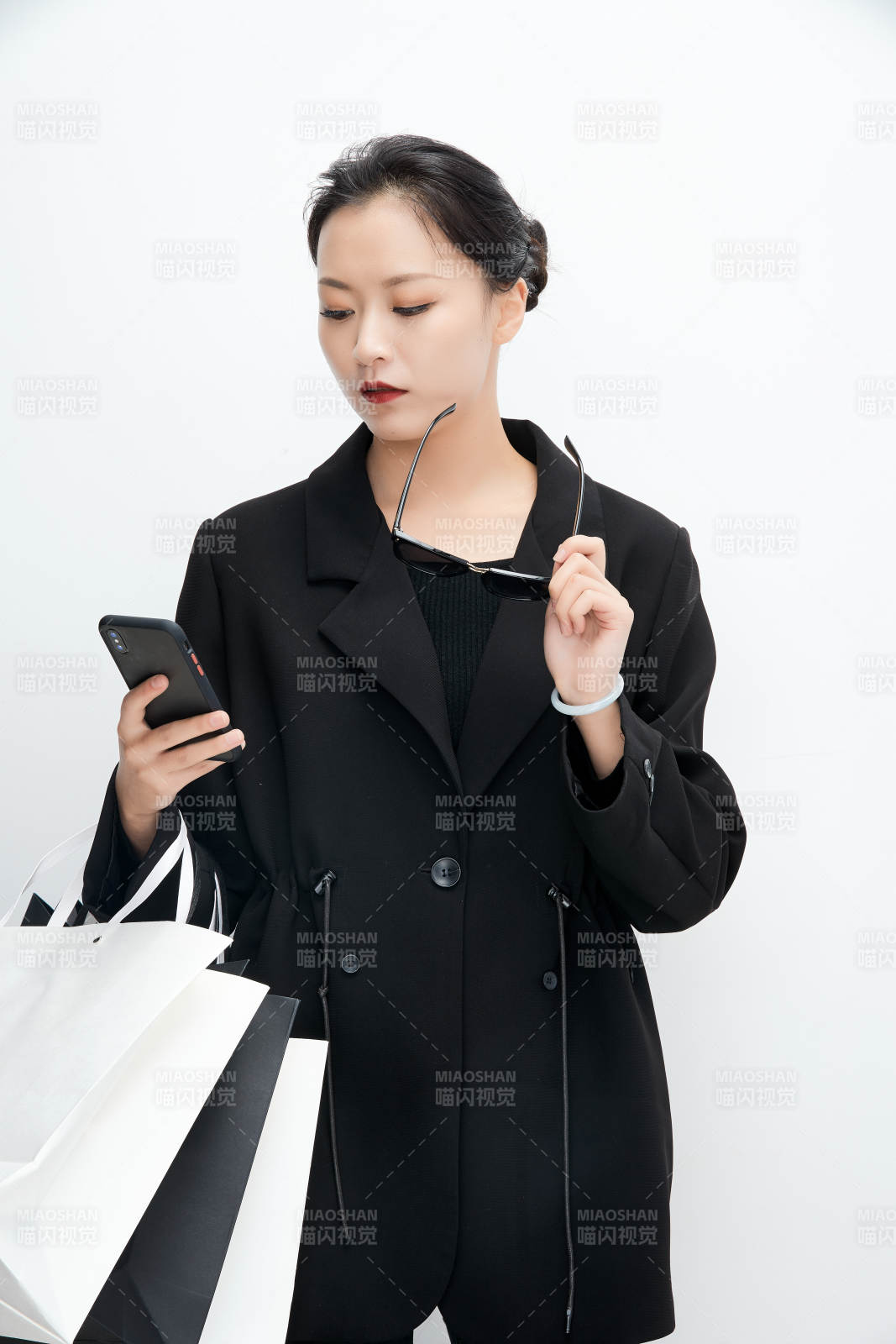 白色背景下手提購物袋時尚美麗的亞洲少女