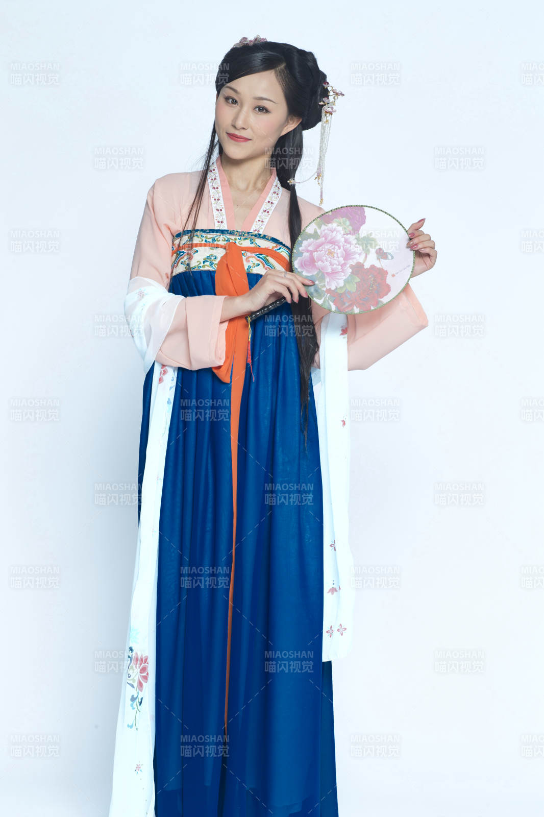 身穿古裝的漢服女性人像漢服影棚拍攝