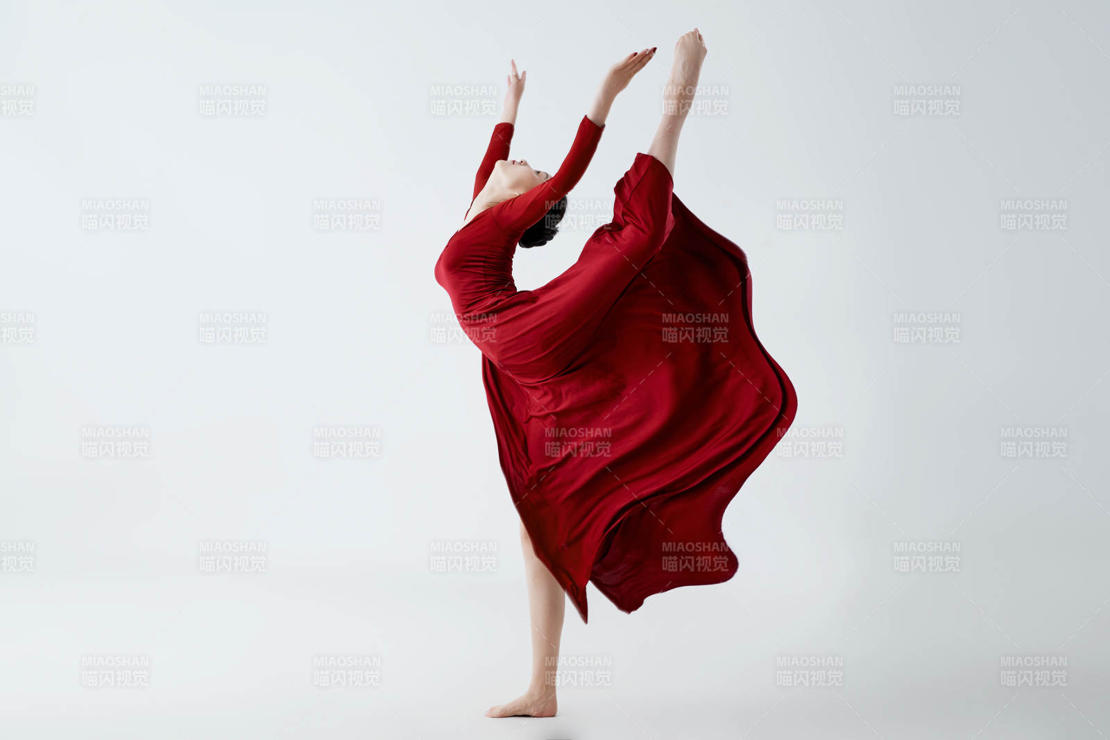穿著紅色長裙翩翩起舞的少女