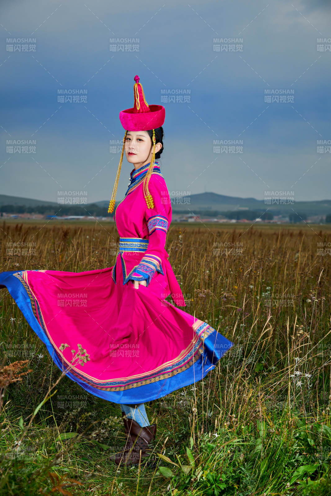 草原上身穿豪華蒙古族服飾的蒙族少女