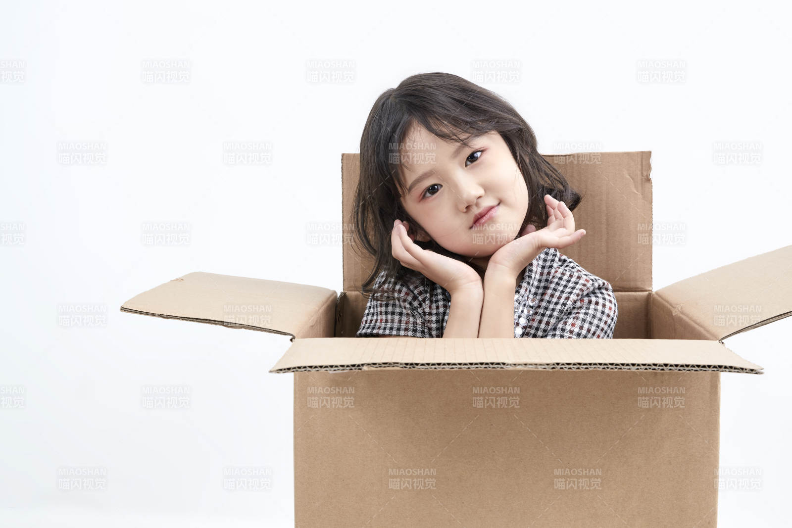 躲在紙箱中玩耍的調(diào)皮可愛亞洲小女孩兒童