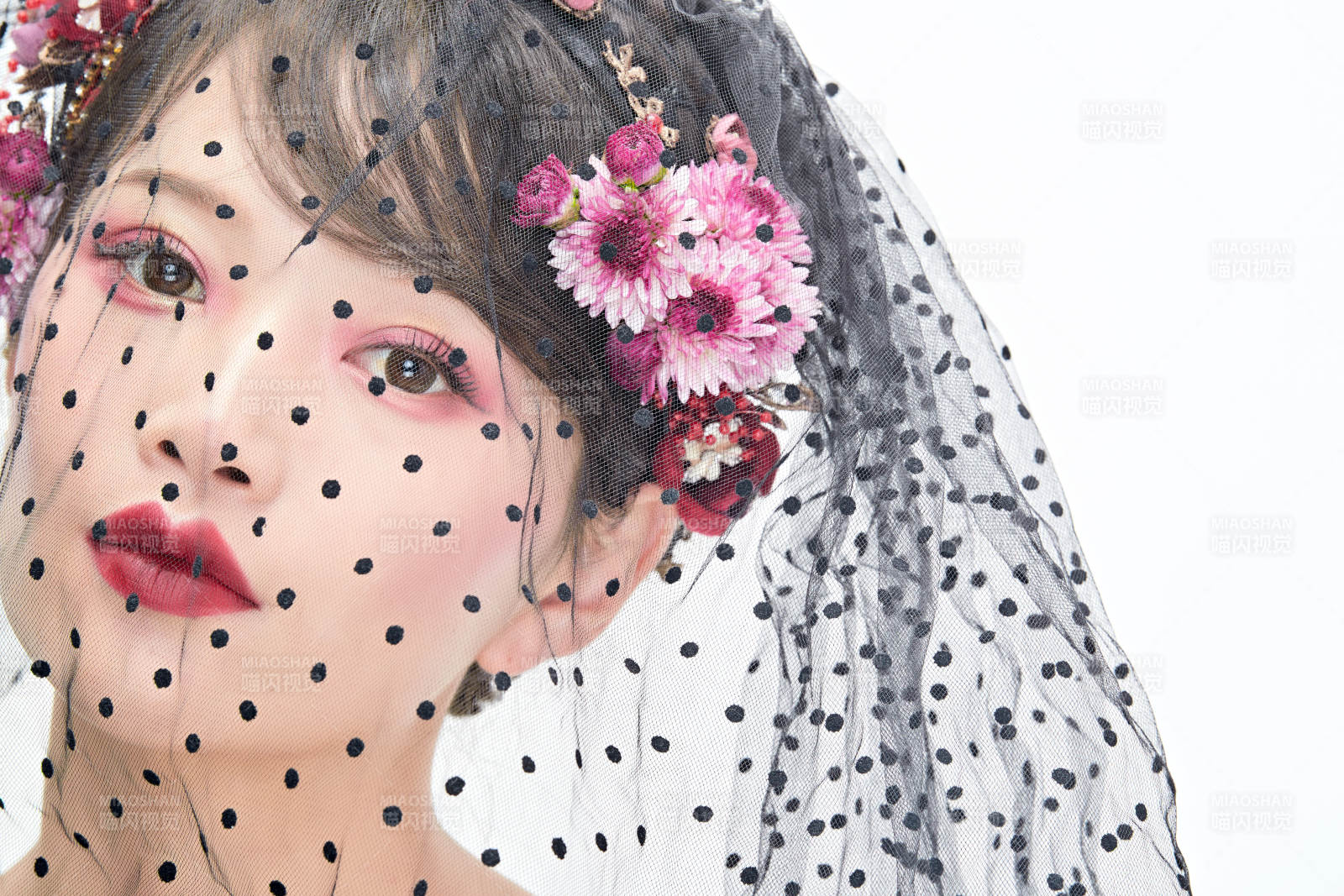 白色背景下的新娘彩妝美女人像