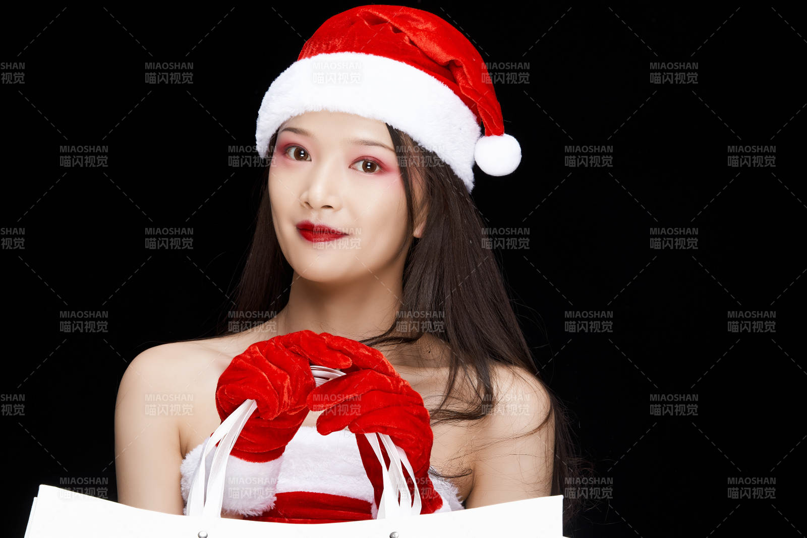 身穿圣誕服飾手提購物袋性感可愛的圣誕女郎