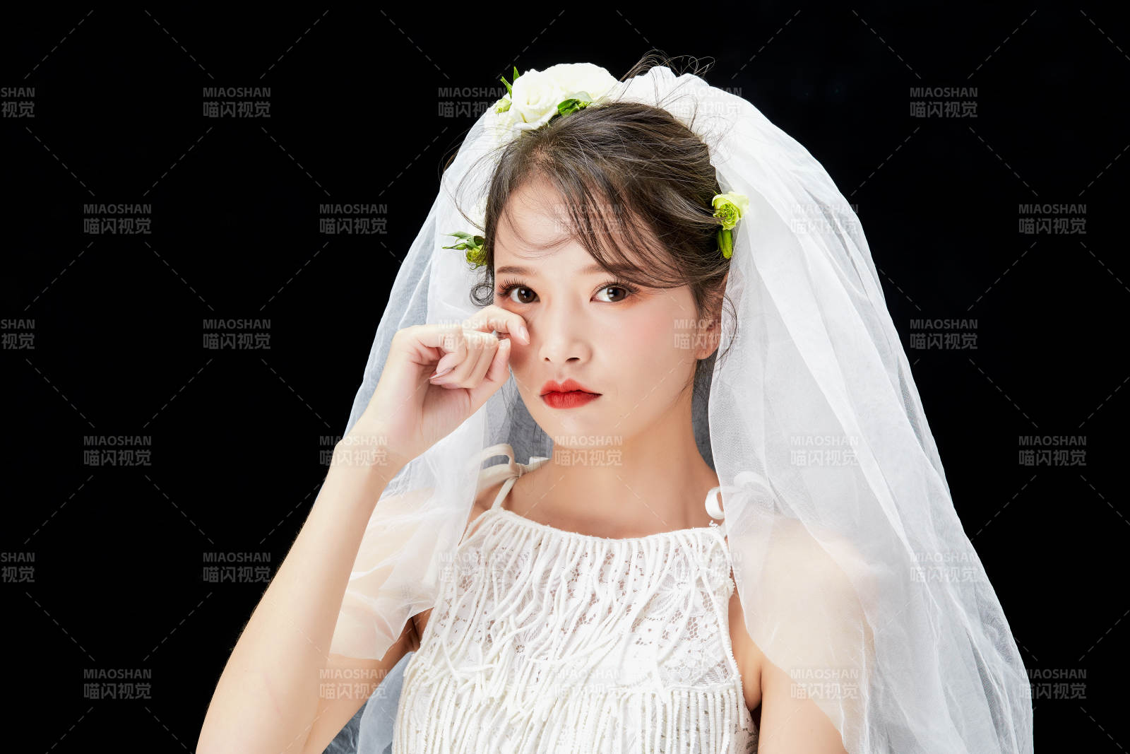黑色背景下的美妝新娘彩妝人像