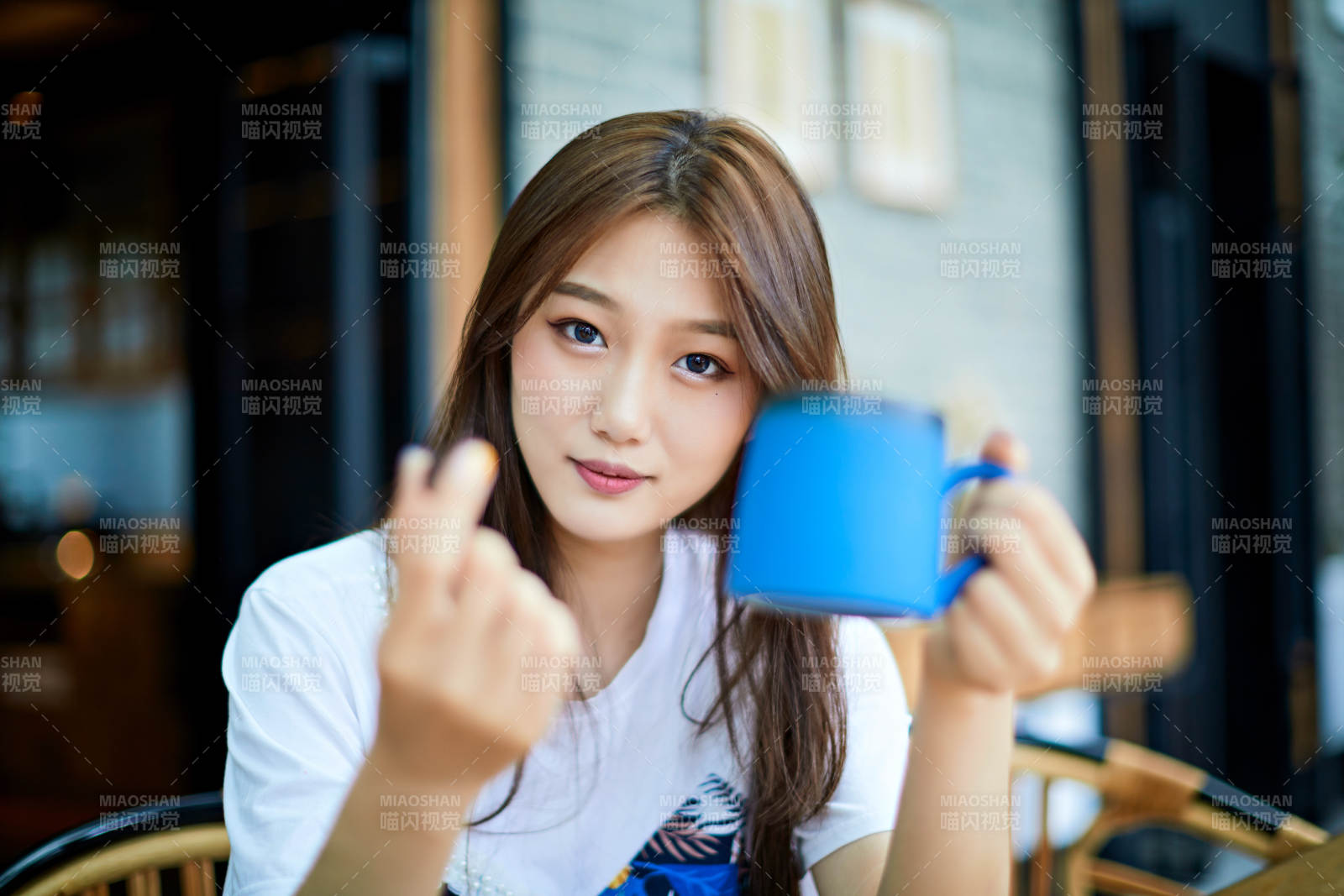 坐在咖啡圖書館吃東西的可愛少女